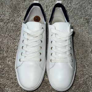 Women’s 8 Tommy Hilfiger shoes
